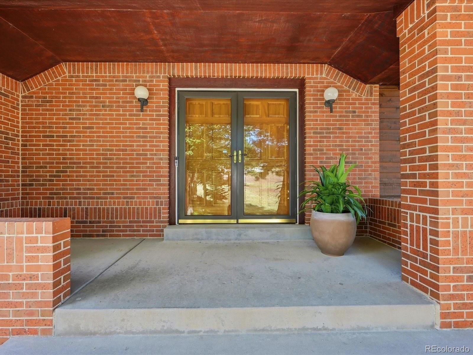6040 W Lakeside Court