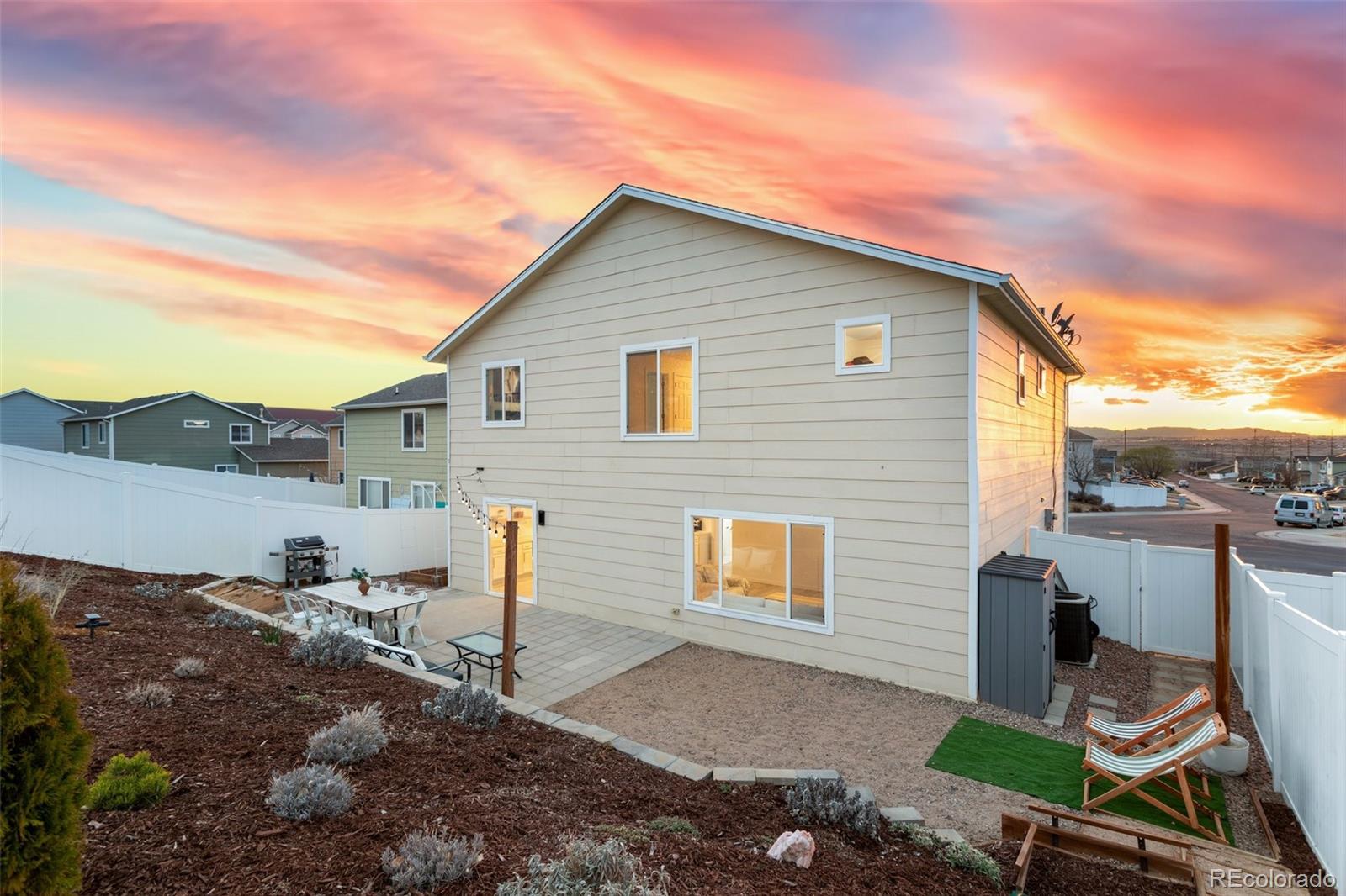 2200 Meadowlark Lane