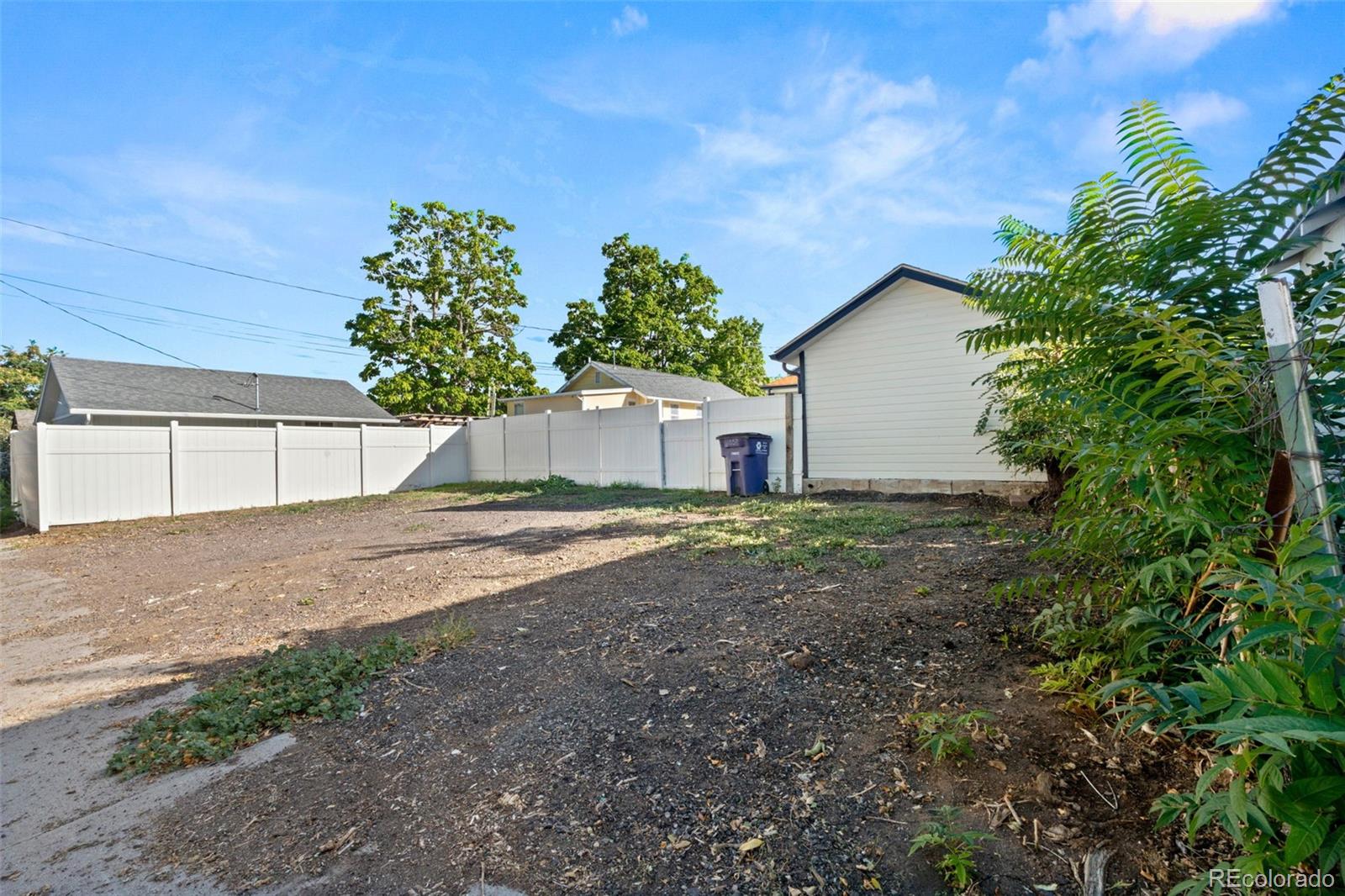 1557 W Dakota Avenue