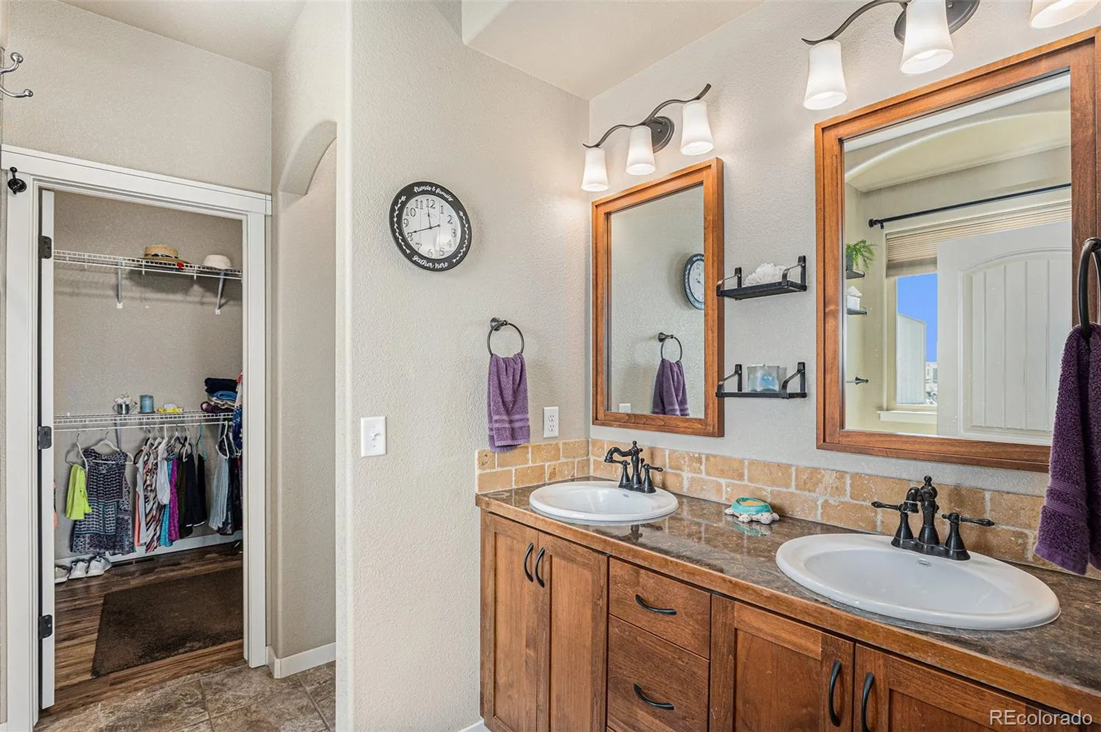 Wiggins, Colorado 80654, United States, 5 Bedrooms Bedrooms, ,3 BathroomsBathrooms,Residential,Pending,51605