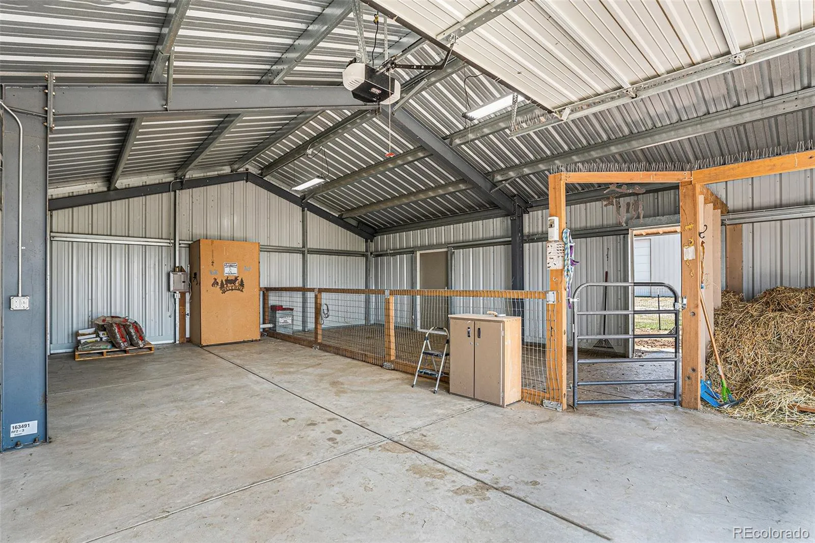 Wiggins, Colorado 80654, United States, 5 Bedrooms Bedrooms, ,3 BathroomsBathrooms,Residential,Pending,51605