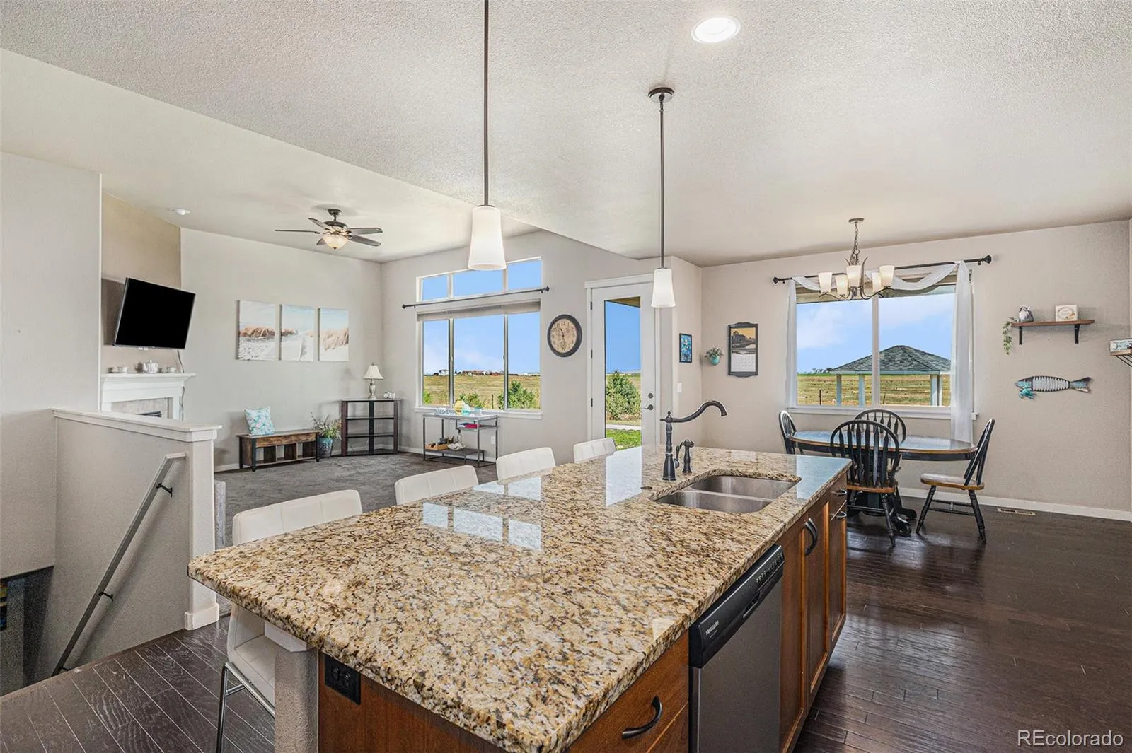 Wiggins, Colorado 80654, United States, 5 Bedrooms Bedrooms, ,3 BathroomsBathrooms,Residential,Pending,51605