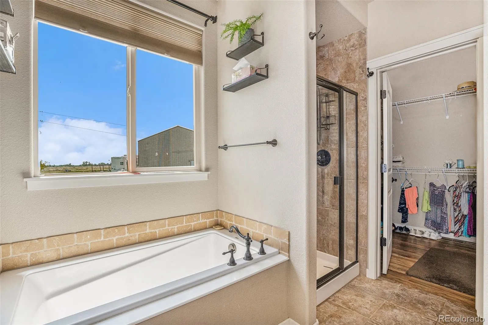 Wiggins, Colorado 80654, United States, 5 Bedrooms Bedrooms, ,3 BathroomsBathrooms,Residential,Pending,51605