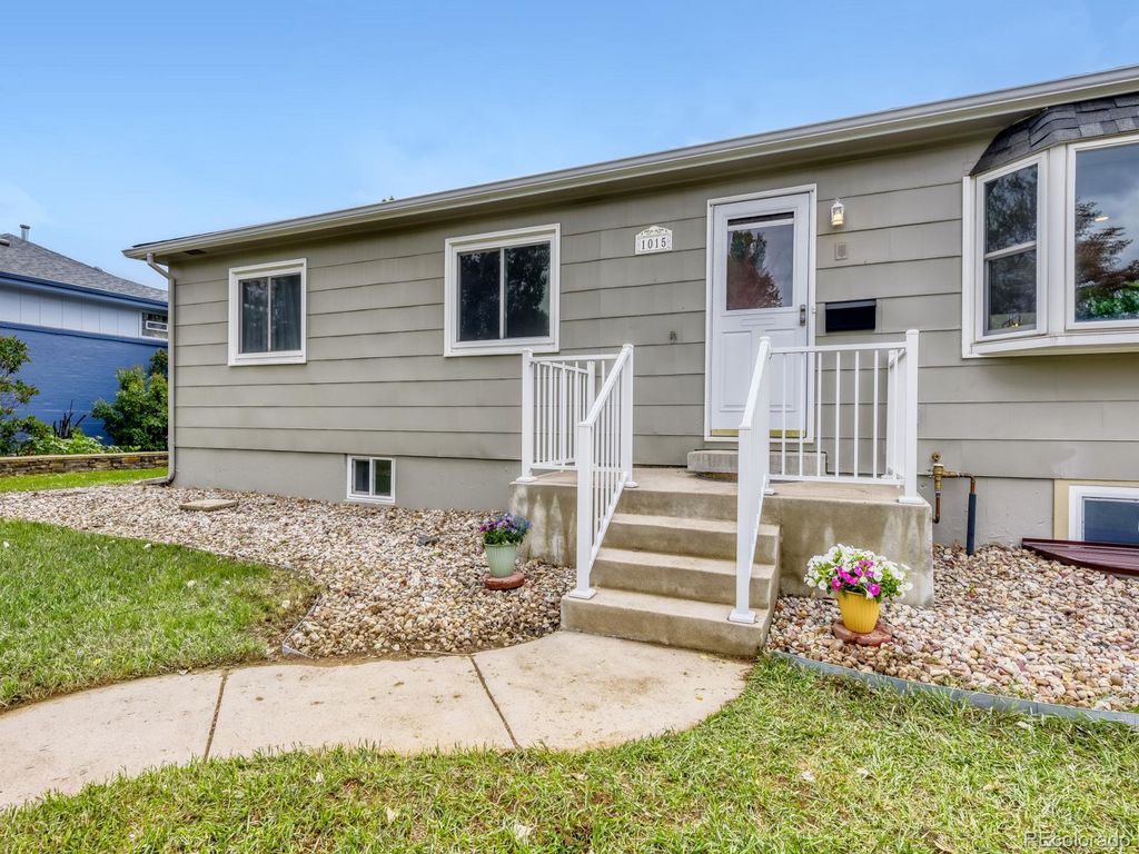 Photo of 1015 W Longview Avenue, Littleton, CO 80120 (MLS # 3324870)