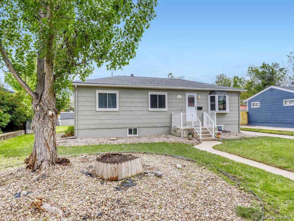 Photo of 1015 W Longview Avenue, Littleton, CO 80120 (MLS # 3324870)