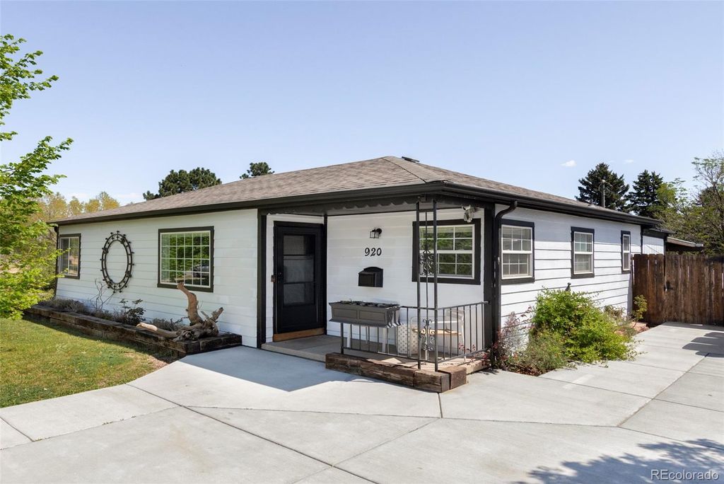 Photo of 920 S Alcott Street, Denver, CO 80219 (MLS # 1596169)