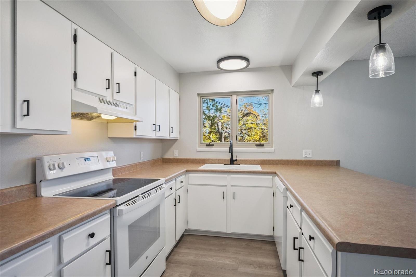 1048 S Alkire Street, Lakewood, CO, 80228 4 1048 S Alkire Street