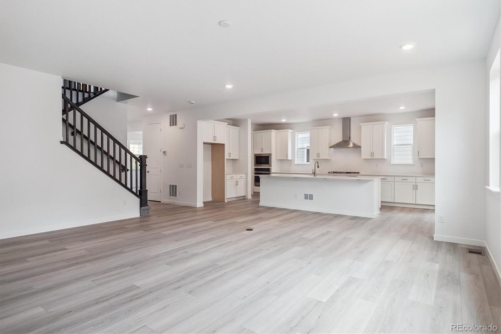 9185 Gold Lace Place