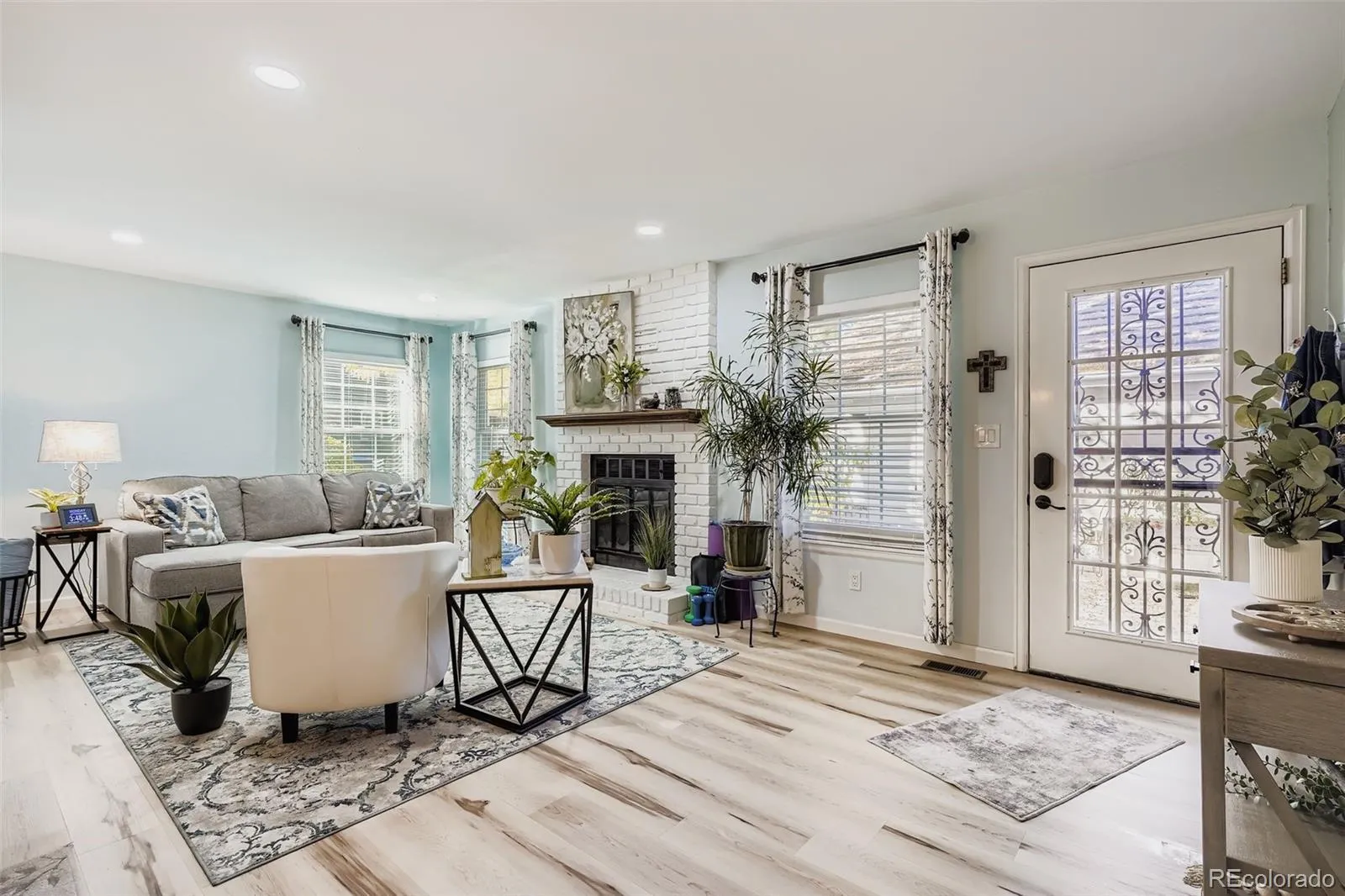 Littleton, Colorado 80123, United States, 3 Bedrooms Bedrooms, ,2 BathroomsBathrooms,Residential,Coming Soon,226408