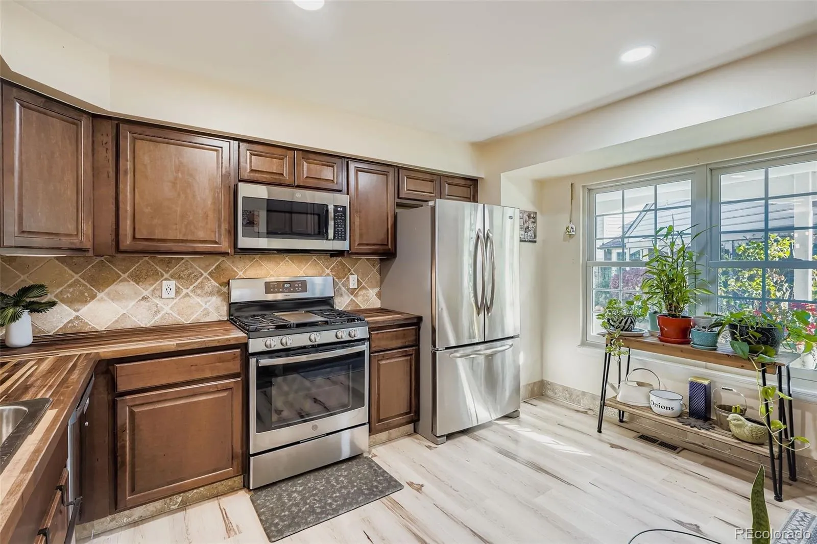 Littleton, Colorado 80123, United States, 3 Bedrooms Bedrooms, ,2 BathroomsBathrooms,Residential,Coming Soon,226408