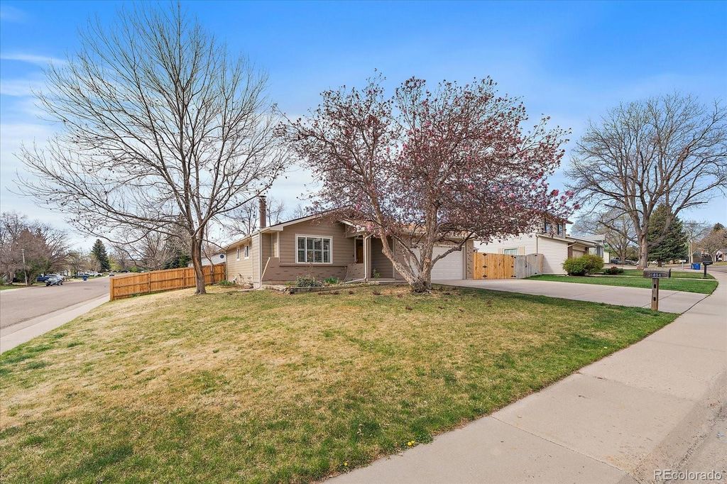 Photo of 6854 W Roxbury Place, Littleton, CO 80128 (MLS # 9155658)
