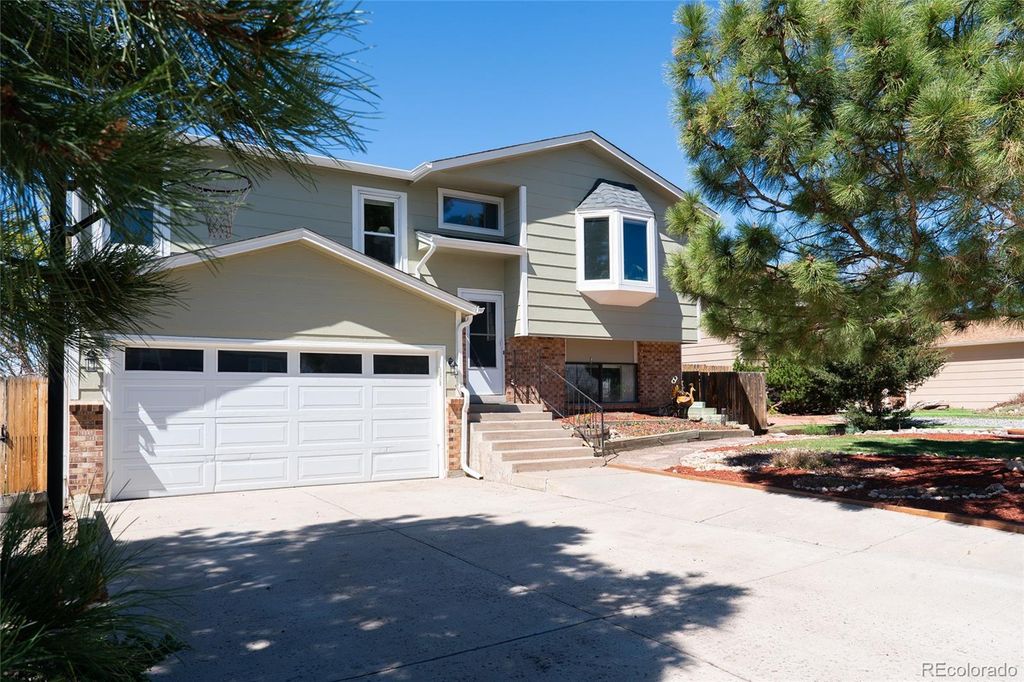 Photo of 981 Oakwood Drive, Castle Rock, CO 80104 (MLS # 5686595)