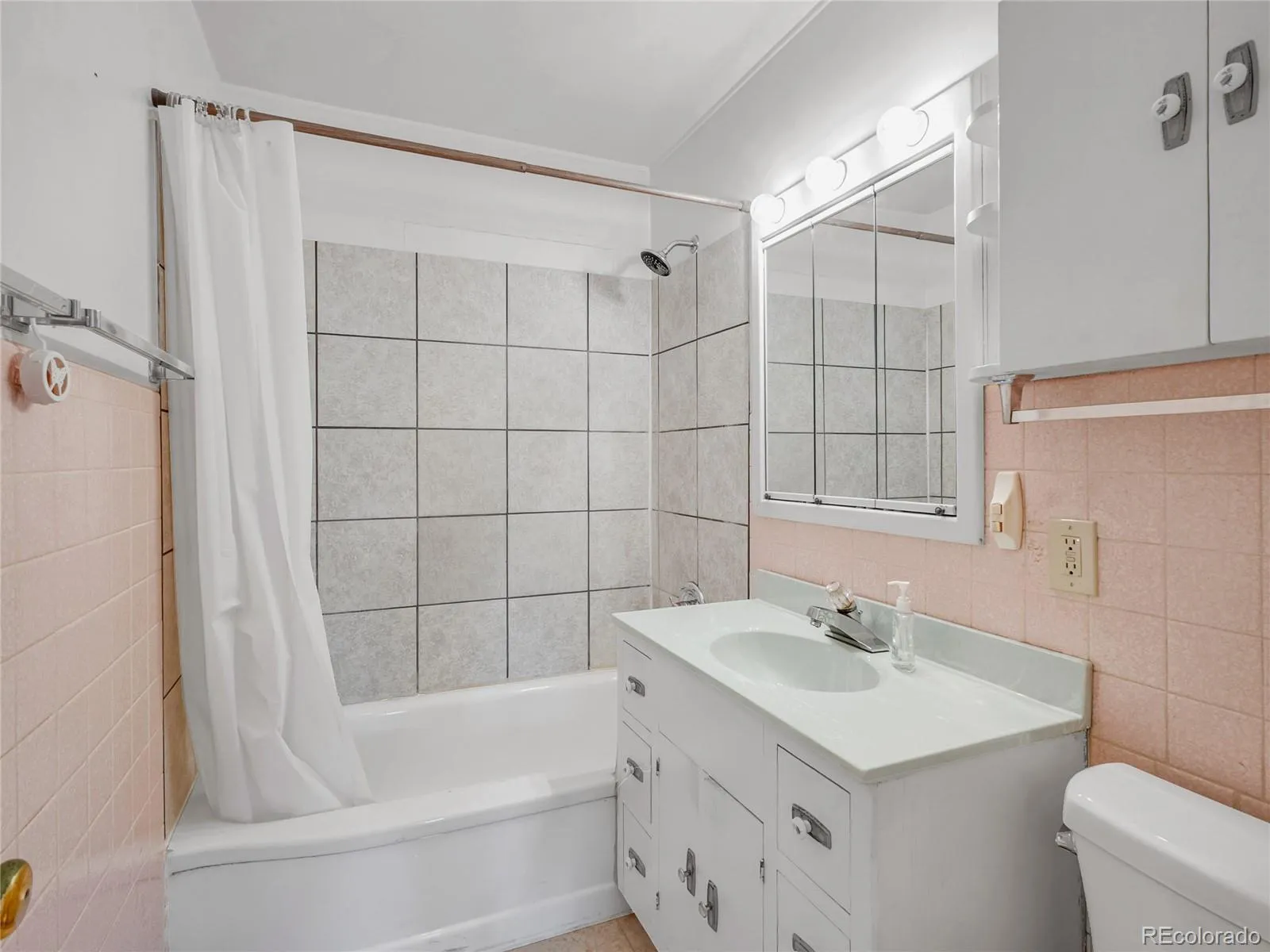 Golden, Colorado 80403, United States, 2 Bedrooms Bedrooms, ,1 BathroomBathrooms,Residential,Active,206498