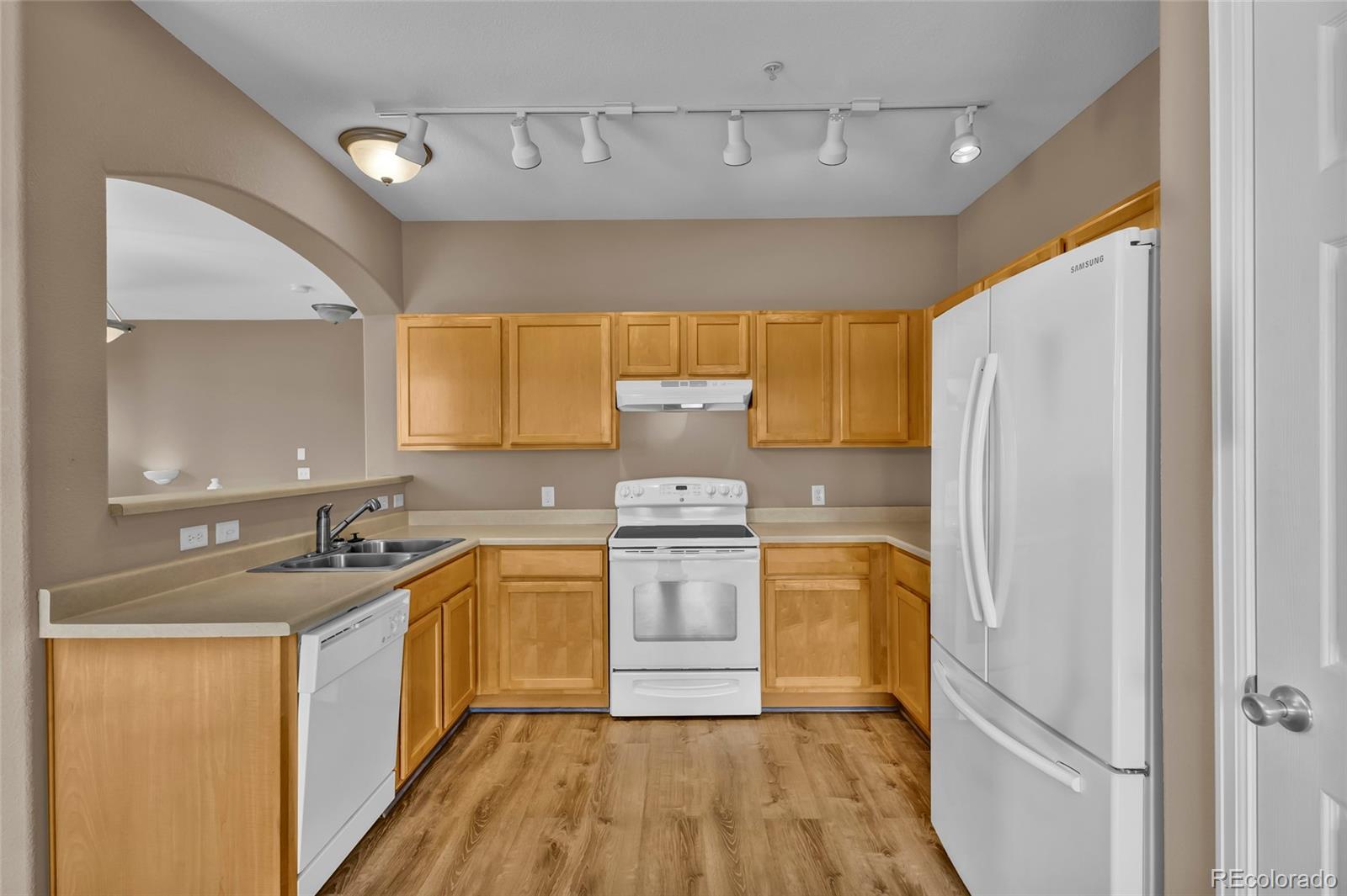 488 Black Feather Loop 215