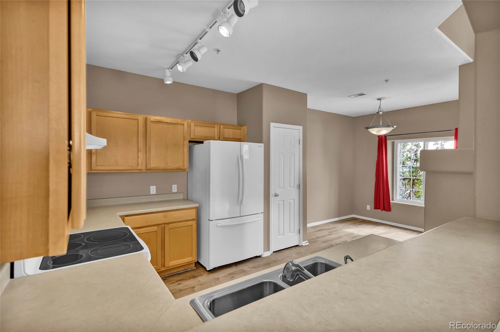 488 Black Feather Loop 215