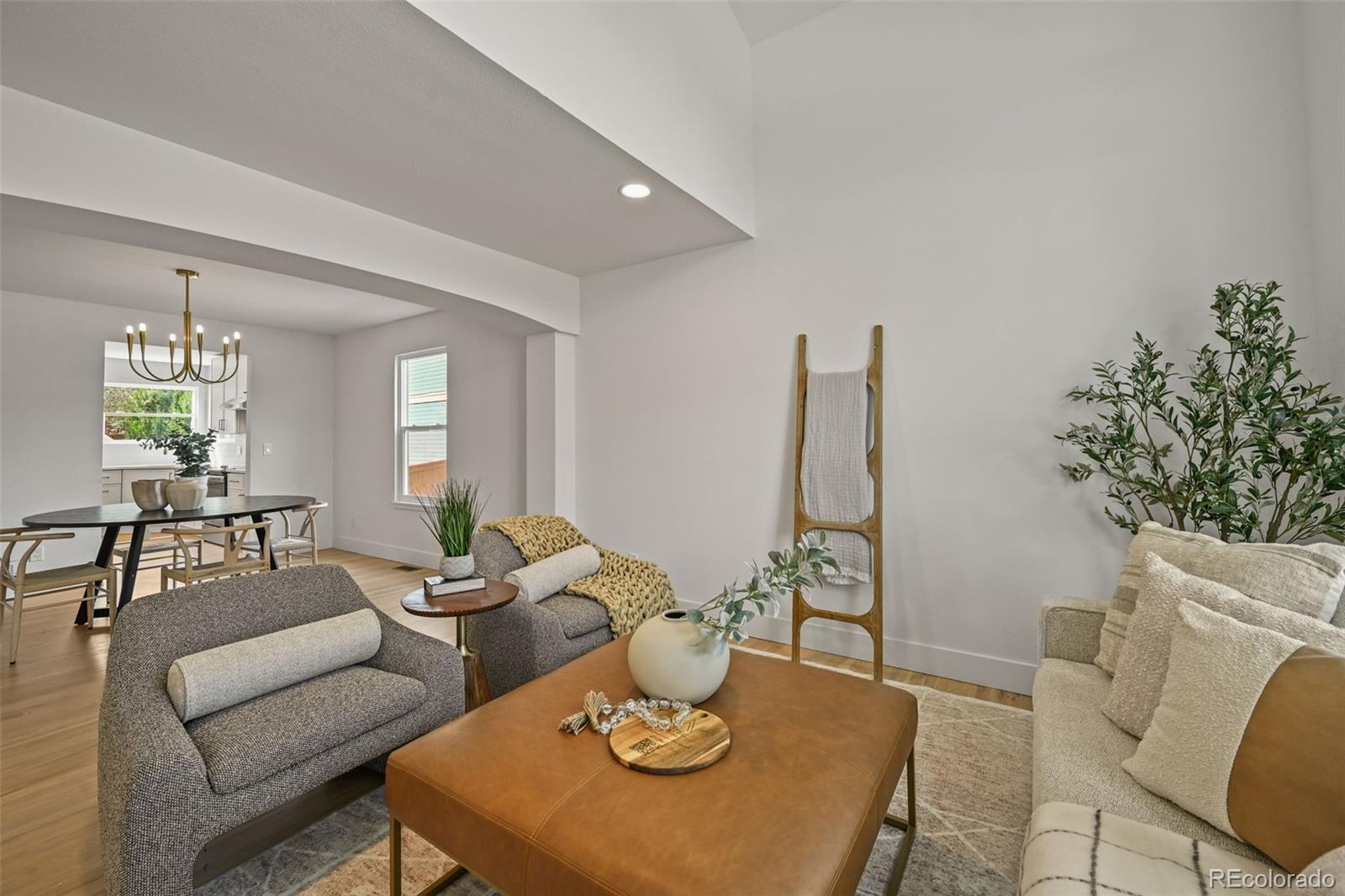 638 E Huntington Place