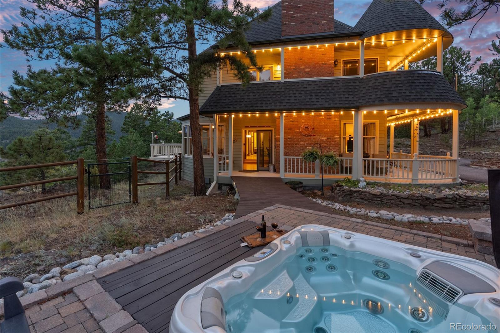 220 Ravenswood Court