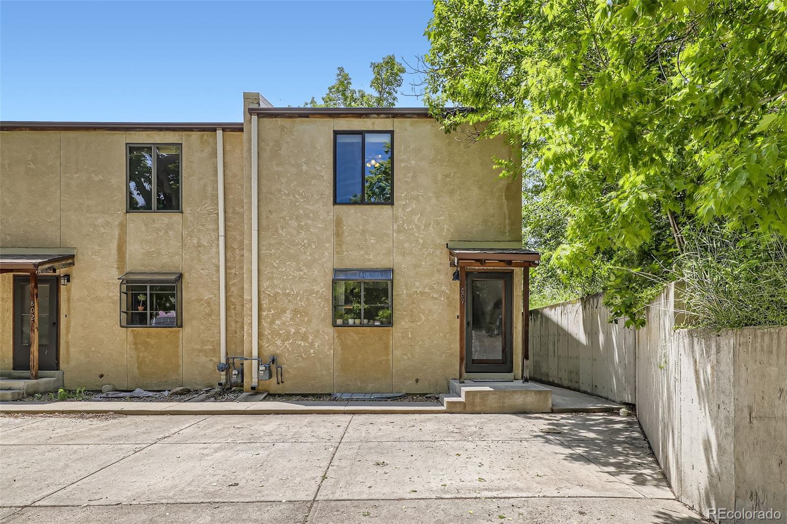 800 Illinois Street 1