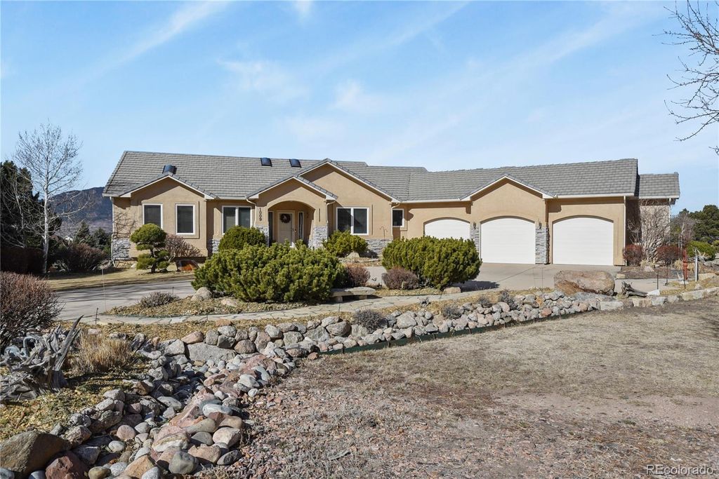 Photo of 1009 Slate Way, Monument, CO 80132 (MLS # 1722269)