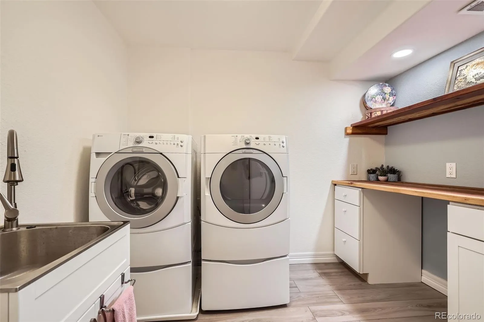 Arvada, Colorado 80403, United States, 3 Bedrooms Bedrooms, ,3 BathroomsBathrooms,Residential,Pending,78800