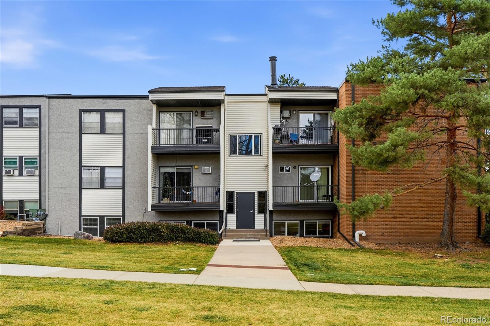 1300 Golden Circle 102