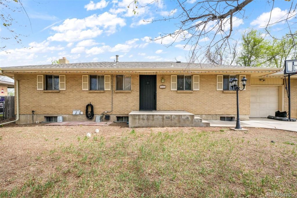 Photo of 140 S Kendall Street, Lakewood, CO 80226 (MLS # 4001010)