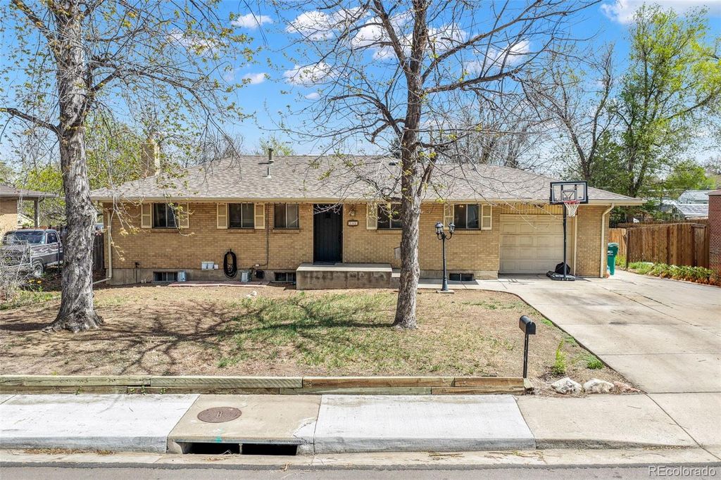 Photo of 140 S Kendall Street, Lakewood, CO 80226 (MLS # 4001010)