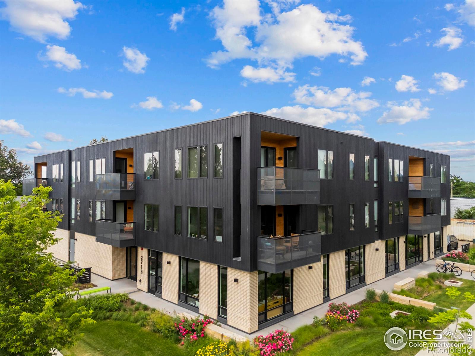 2718 Pine Street 301
