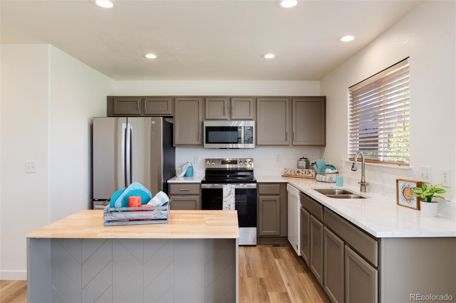 9785 Gatesbury Circle, Highlands Ranch, CO, 80126 1 9785 Gatesbury Circle