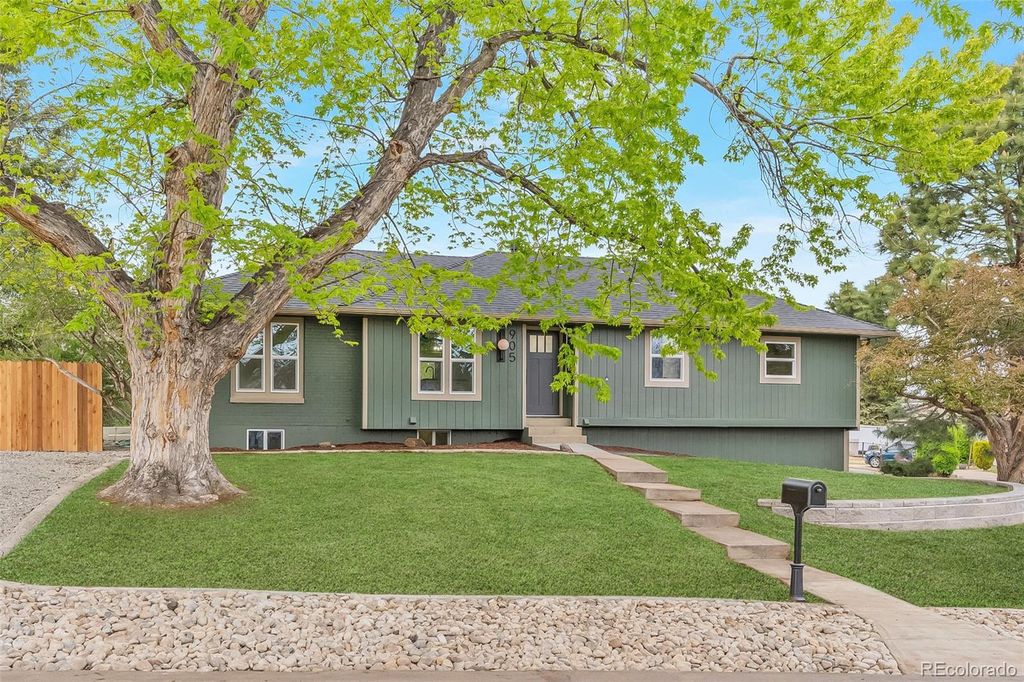 Photo of 905 S Vance Street, Lakewood, CO 80226 (MLS # 7376318)