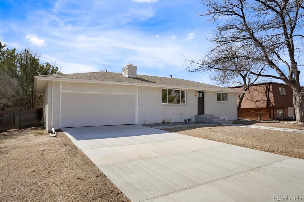 Photo of 23 University Drive, Longmont, CO 80503 (MLS # 6391587)