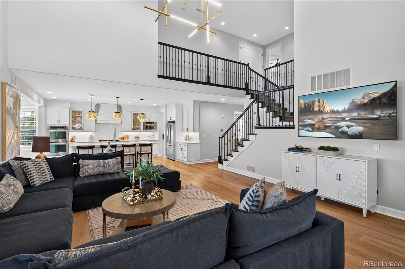 255 Maplehurst Point