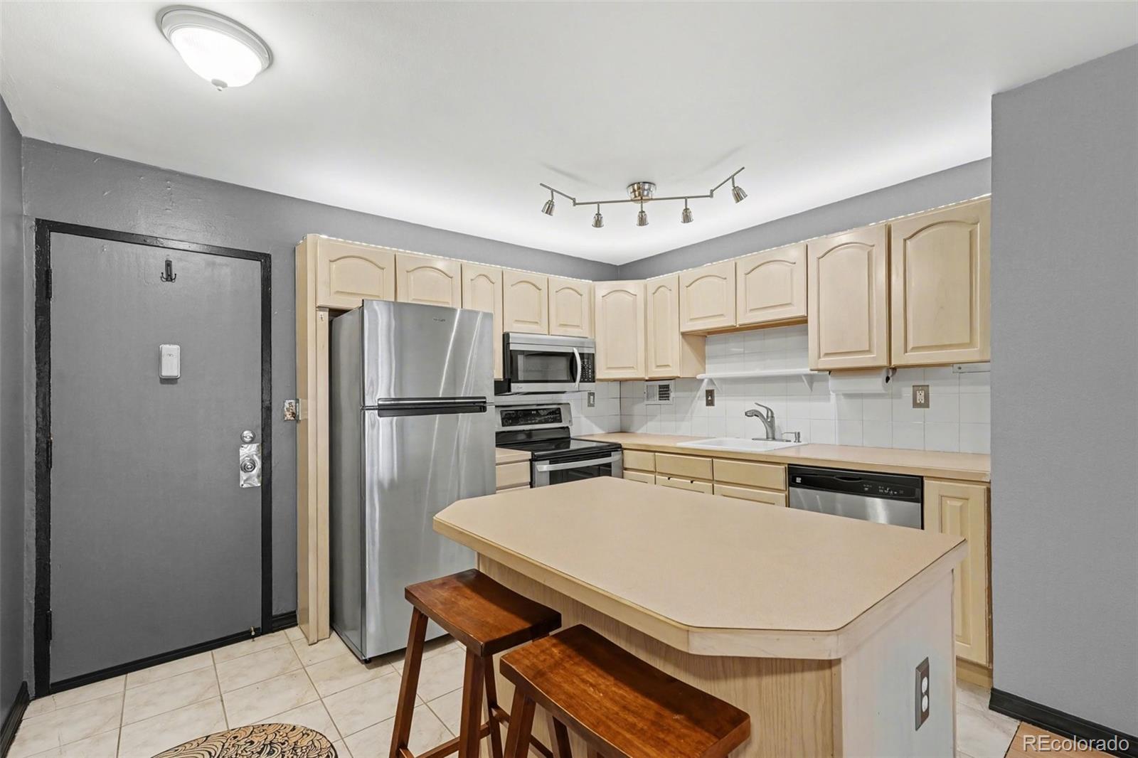 1121 Albion Street 407