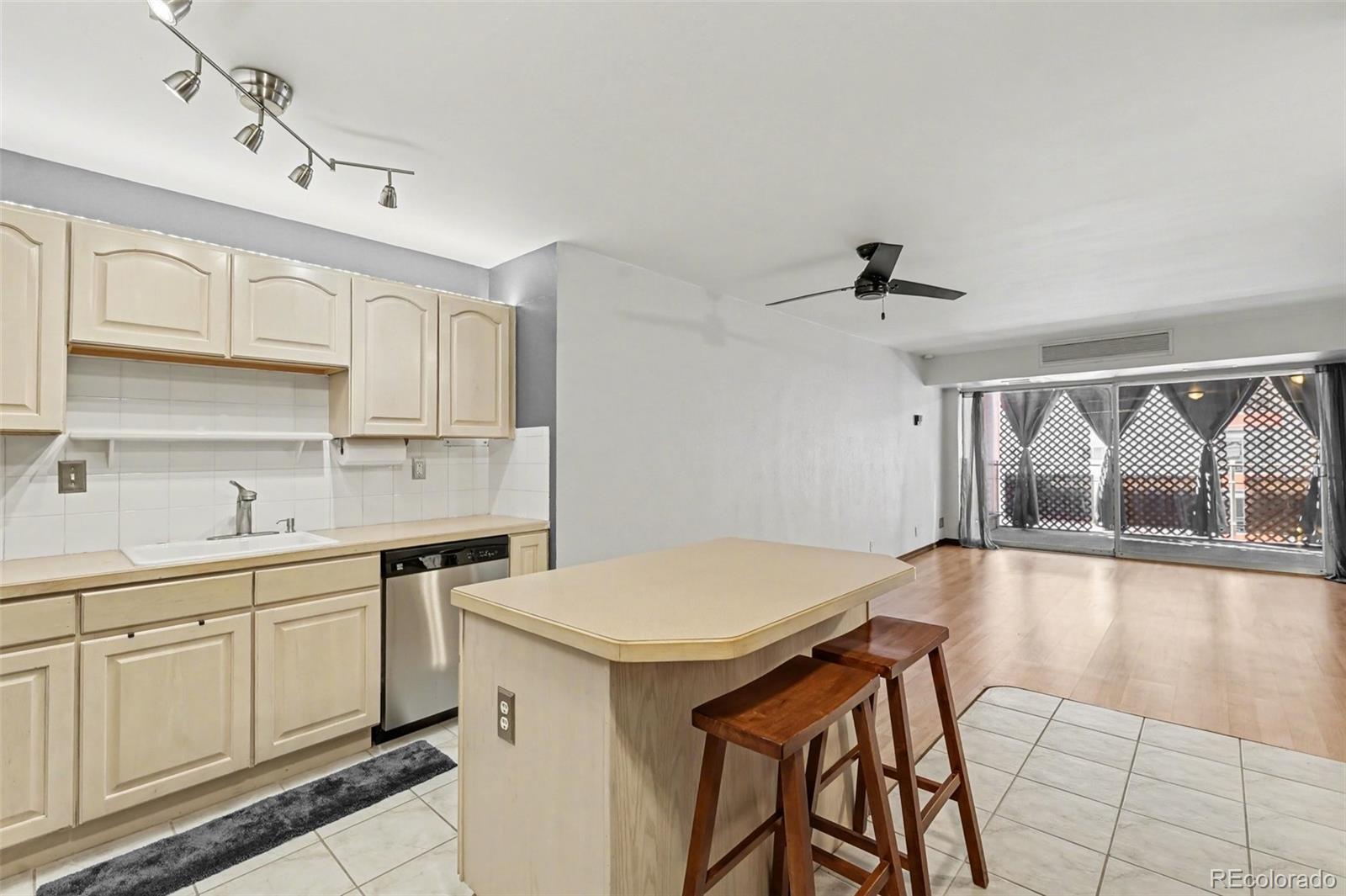 1121 Albion Street 407