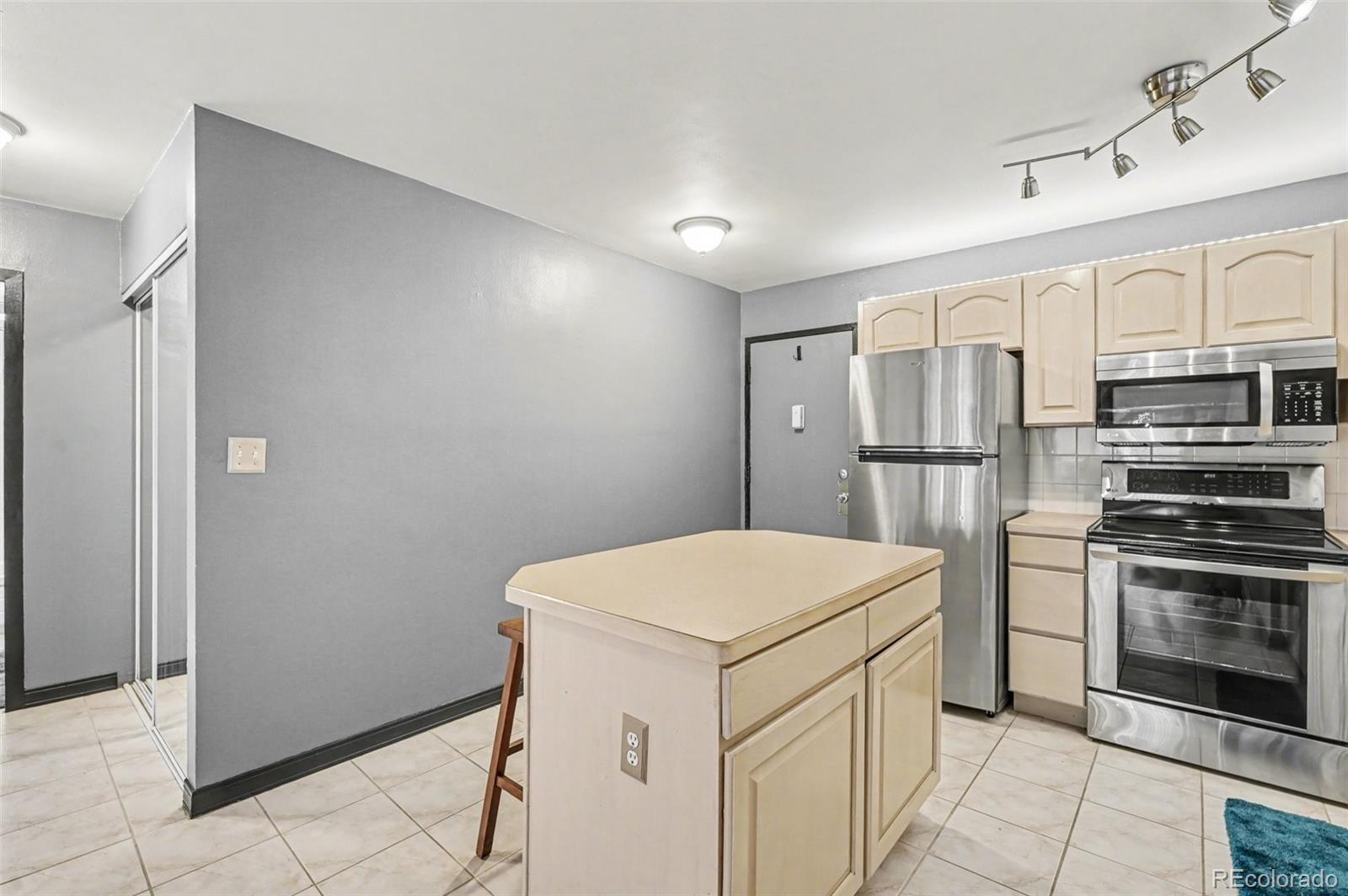 1121 Albion Street 407