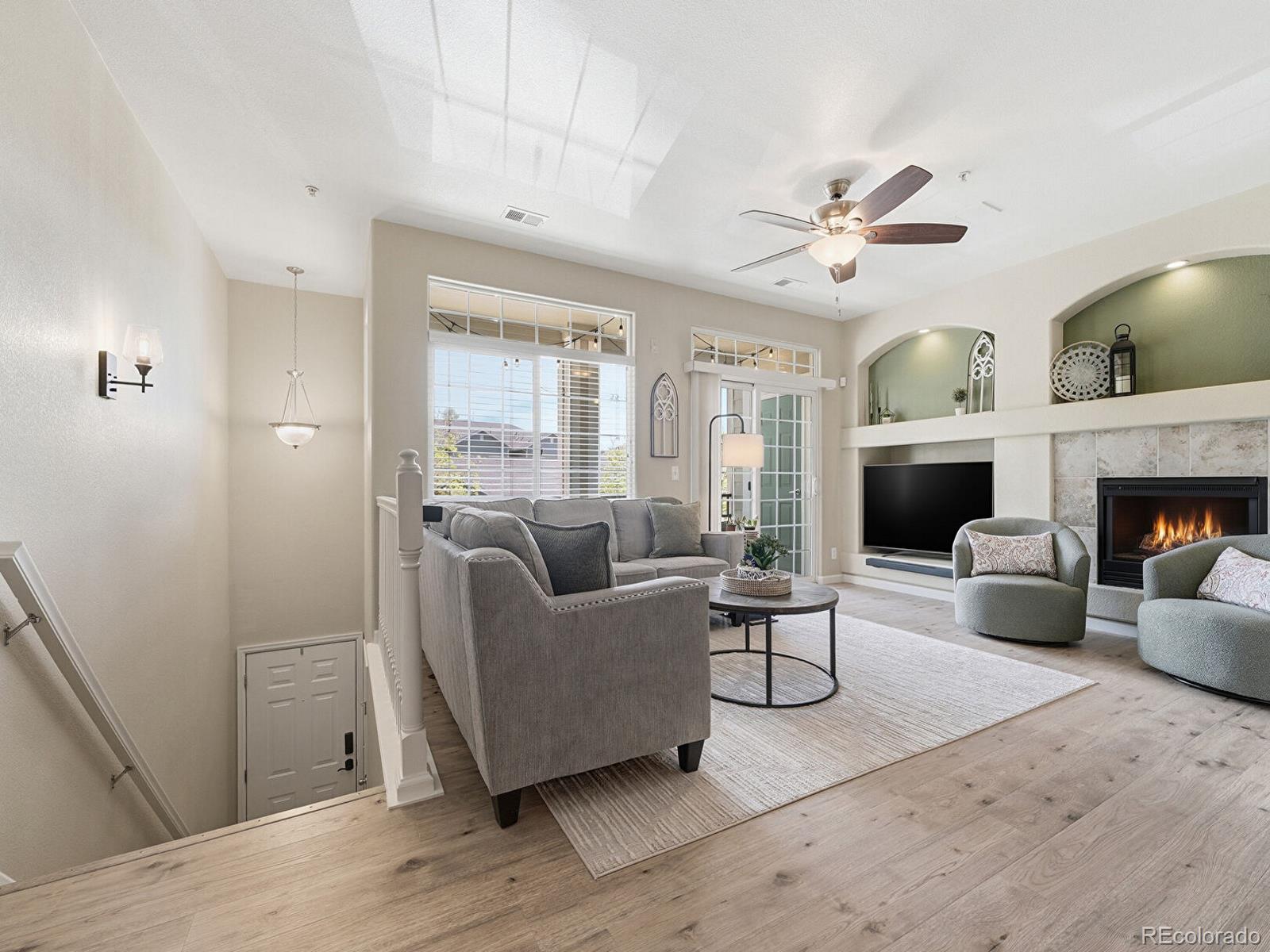 431 Black Feather Loop 810