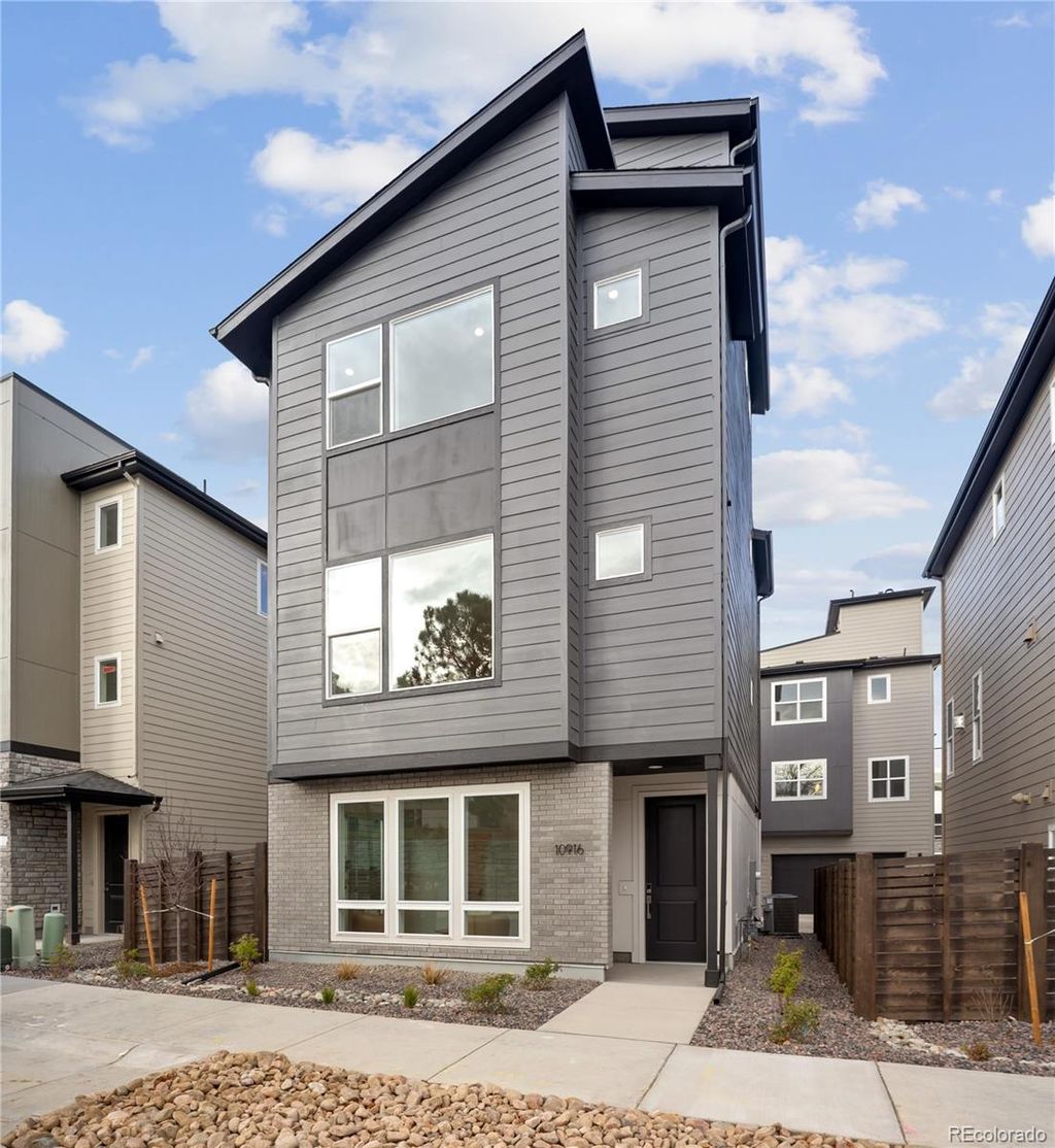 Photo of 10916 E Hinsdale Circle, Englewood, CO 80112 (MLS # 9293441)