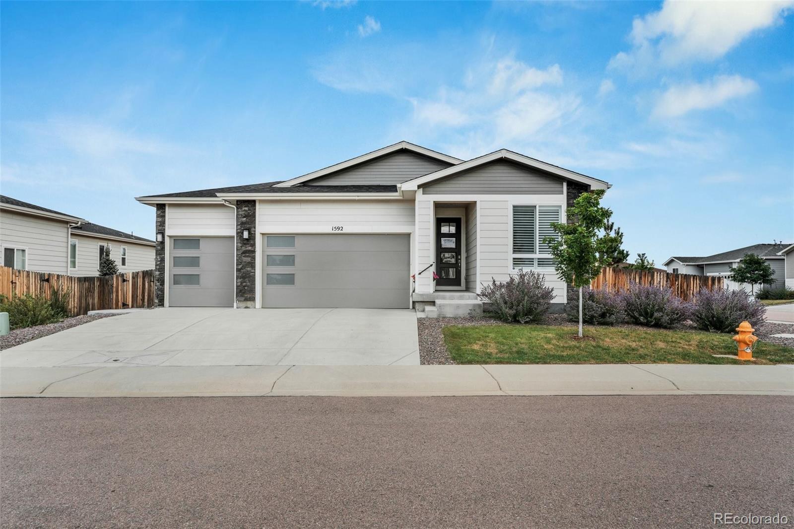 1592 Maggie Mae Lane