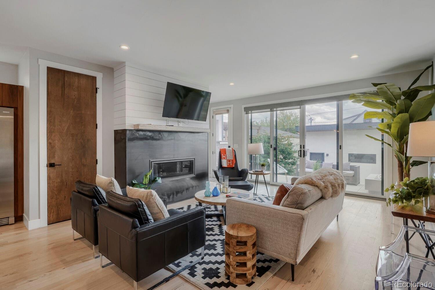 3526 Mariposa Street