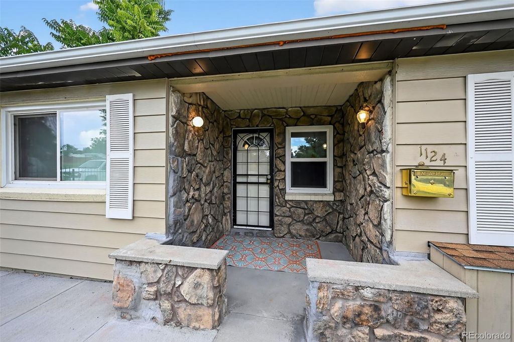 Photo of 1124 S Perry Street, Denver, CO 80219 (MLS # 8108290)