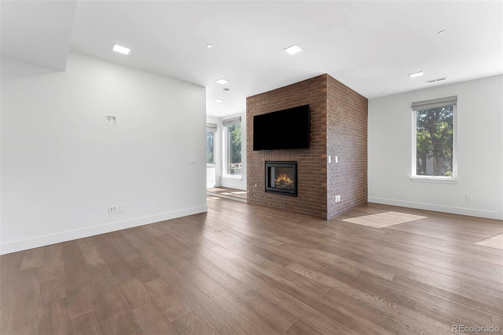 3695 Mariposa Street