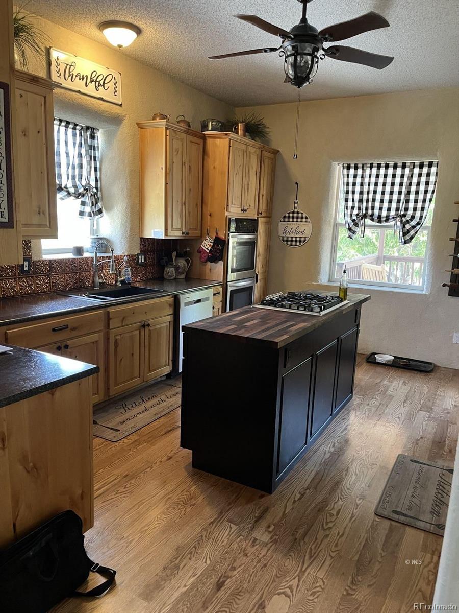 980 Meadowdale Lane
