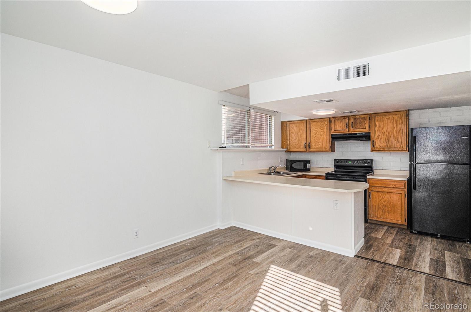 1035 Jasmine Street 4