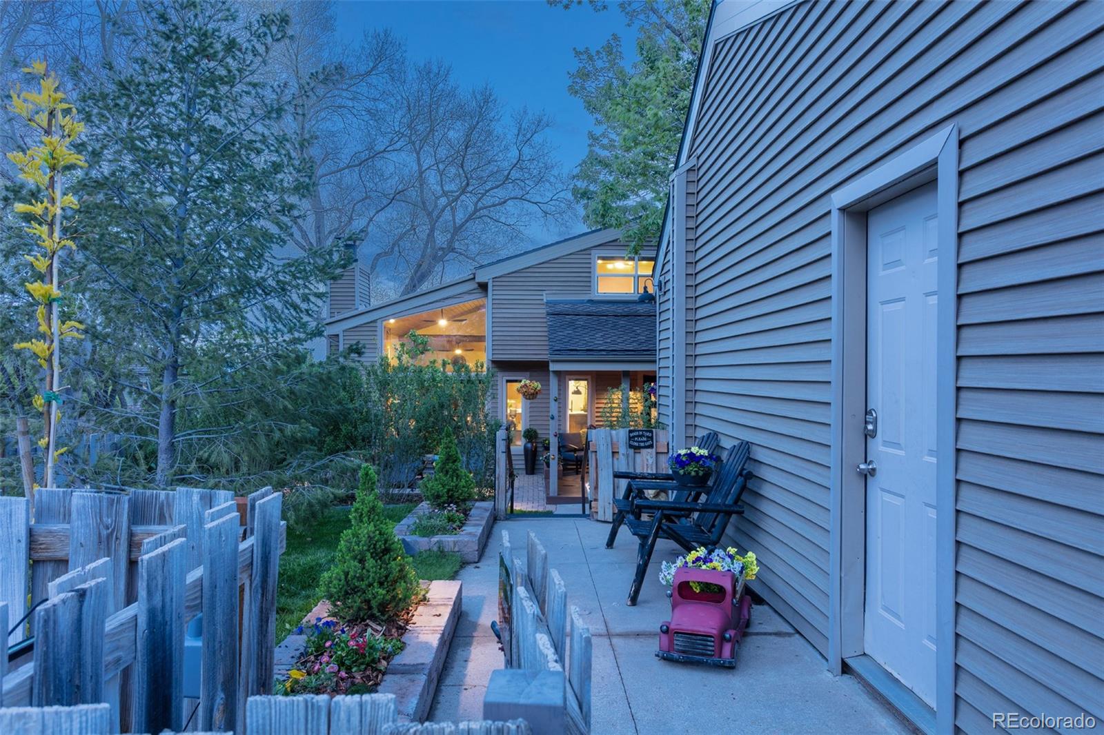 6876 Surrey Trail