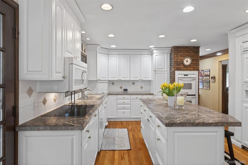 Photo of 2002 Green Oaks Lane, Littleton, CO 80121 (MLS # 6245102)