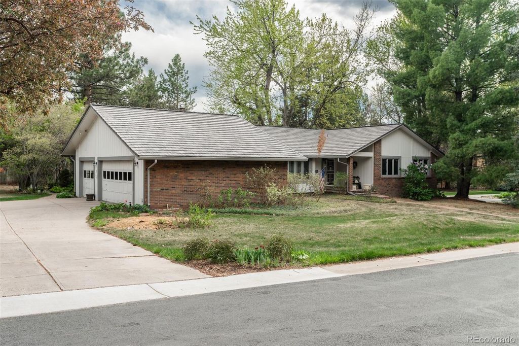 Photo of 2002 Green Oaks Lane, Littleton, CO 80121 (MLS # 6245102)