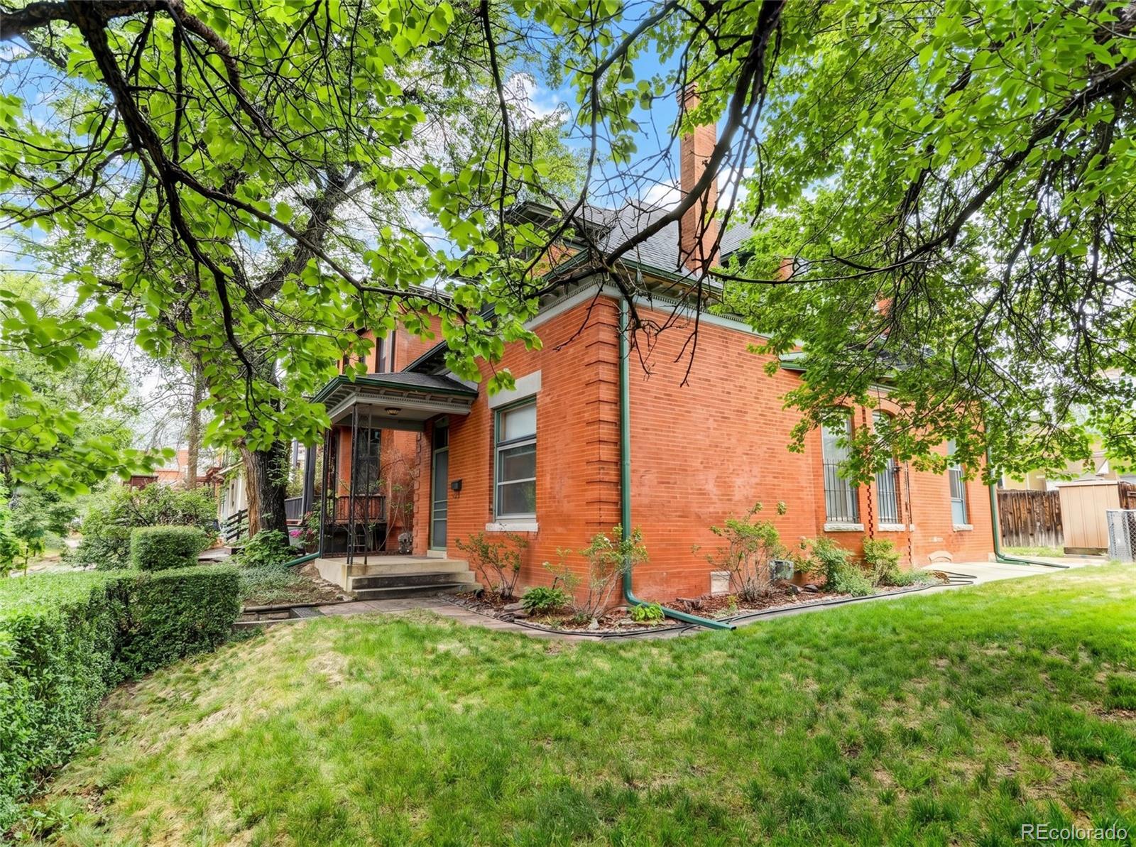 2437 W Caithness Place