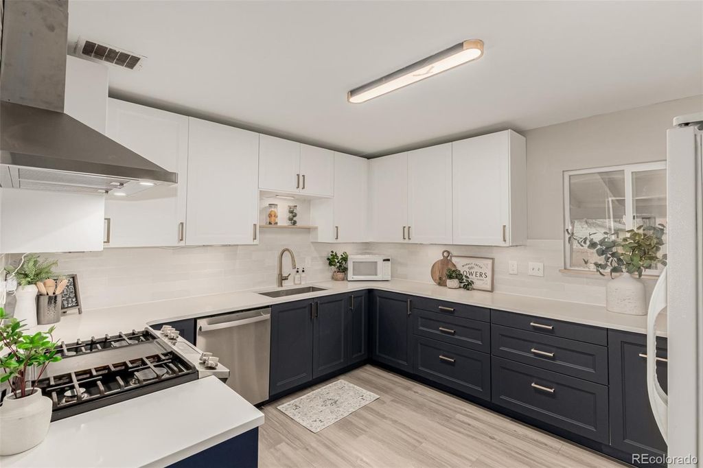 Photo of 821 Victor Street, Aurora, CO 80011 (MLS # 6600871)