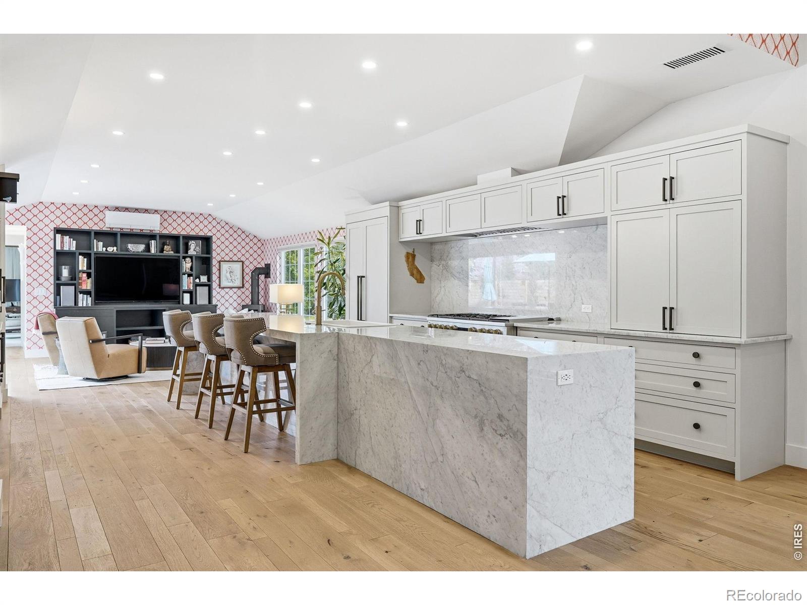 1625 Mariposa Avenue