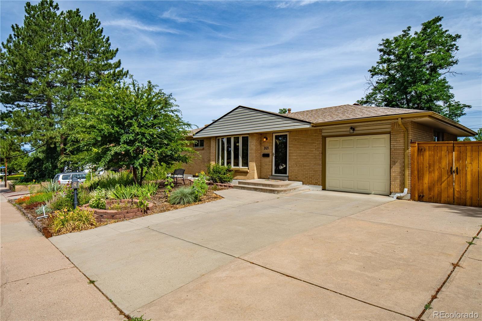 3121 E Weaver Avenue